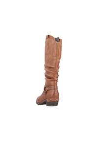 Botte en cuir marron hauteur genou au design décontracté, avec des accents de sangle et de boucle, bout rond et talon bas empilé. Surface texturée visible.