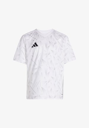 T-shirt blanc à manches courtes avec un motif géométrique dans des nuances de gris, portant un logo Adidas noir sur la poitrine gauche.