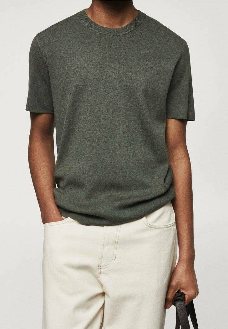 Kakhi kortærmet crewneck t-shirt i strikstof med en afslappet silhuet. Bæres med off-white bukser, hænderne i lommen.