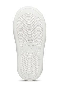 Suola di sneakers bianche con motivo a onde texturizzato, caratterizzata da un logo stampato circolare al centro. Finitura liscia con bordi arrotondati.