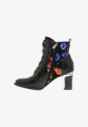 Bottines noires avec des accents floraux colorés, lacets à l'avant, fermeture éclair sur le côté et un talon bloc transparent. Présente un cuir texturé et des détails de couture.