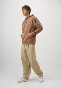 Jordan Mikina s kapucňou - archaeo brown black