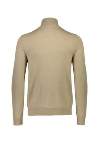 Beige pullovertröja med hög krage, långa ärmar, ribbade muddar och fåll samt en slät stickad yta. Inga synliga mönster eller metalldelar.