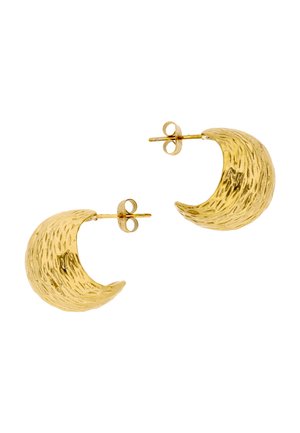 Cercei hoop din aur, texturați, în formă de semilună, cu închideri cu tija și fluturaș, pe un fundal alb.