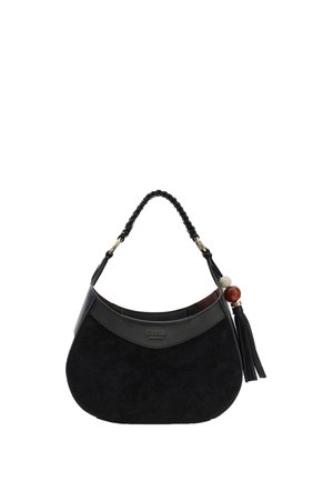 Petit sac à bandoulière en daim noir avec poignée tressée, pompon et perles décoratives, avec un logo embossé subtil à l'avant.