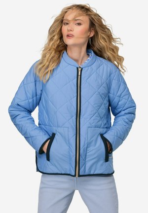 Giacca trapuntata azzurro chiaro con colletto alto, chiusura con zip, bordi blu navy e due tasche frontali. Presenta una texture liscia e un motivo a diamante.