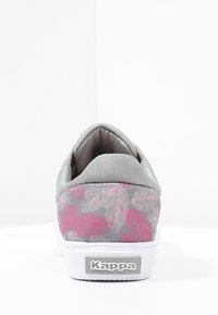 Sneakers grigi con un motivo floreale di foglie rosa sul tallone, suola bianca e logo Kappa grigio di lato.
