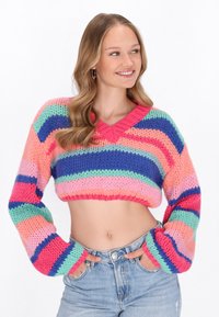 Crochet-tyylinen lyhyt neulepusero, jossa on leveät hihat ja rohkeat raidat pinkissä, sinisessä, vihreässä ja oranssissa. V-pääntie ja paksu rakenne.