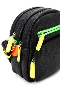 Mochila negra texturizada con dos compartimentos con cremallera. Presenta tiradores de cremallera y acentos de hardware en verde neón, amarillo y naranja. Diseño compacto.