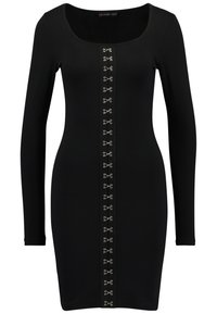 Černé dlouhé šaty s těsným střihem. Mají centrální �řadu dekorativních kovových knoflíků a čtvercový výstřih.