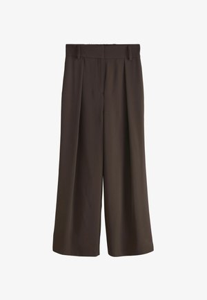 Dunkelbraune breite Hosen mit hoher Taille, Gürtelschlaufen und vorderen Falten, flach auf weißem Hintergrund präsentiert.