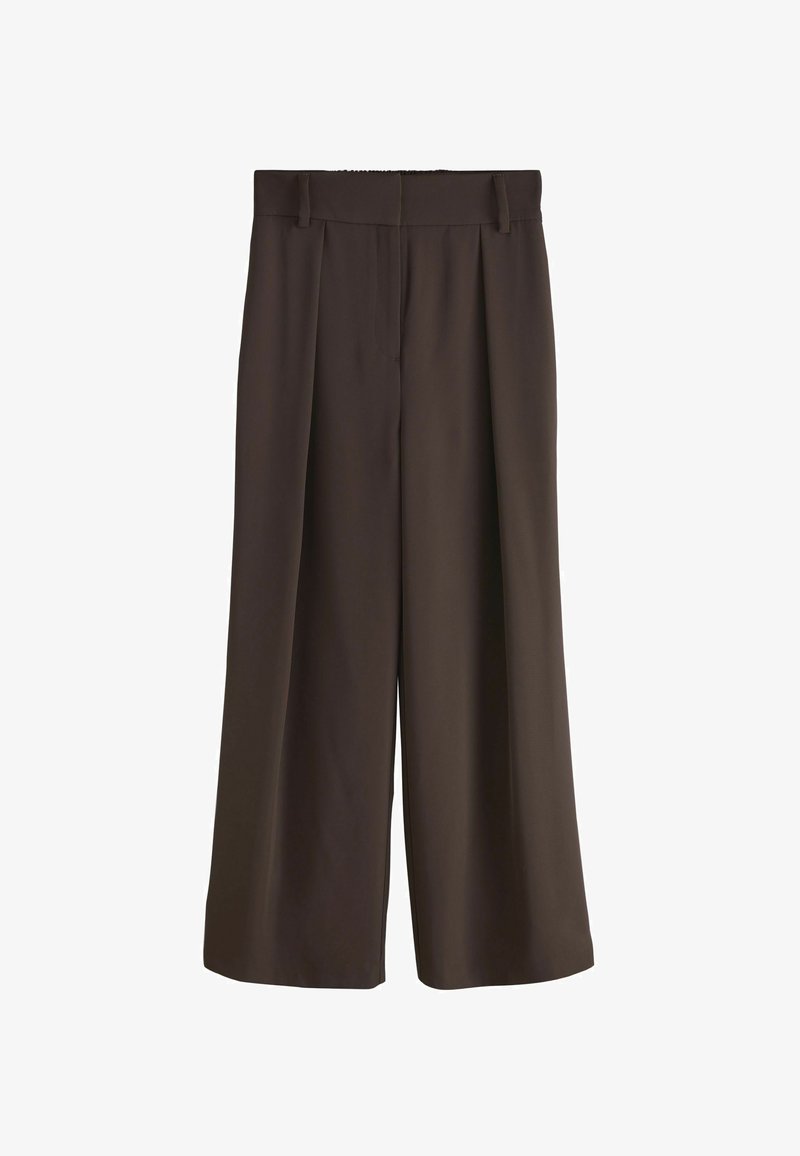 Pantaloni maro închis, evazați, cu talie înaltă, bucle pentru curea și pliuri frontale, expuși pe fundal alb.