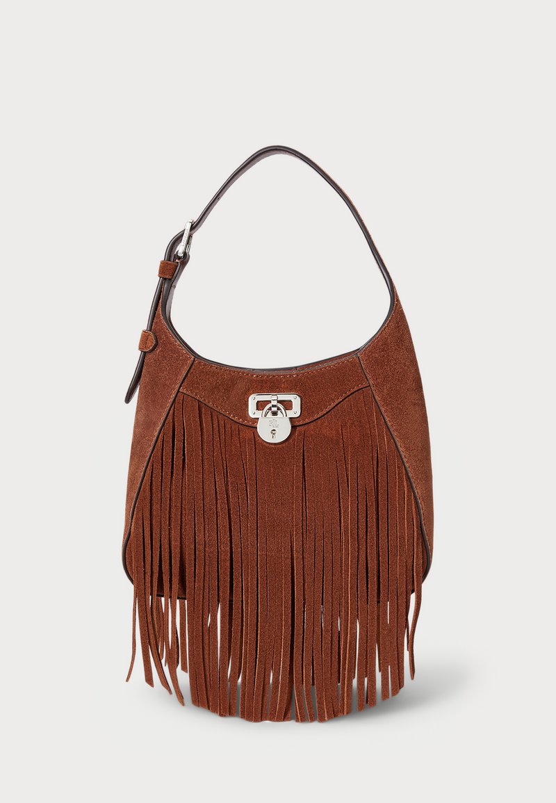 Bolsa de camurça castanha com detalhe de franjas, ferragens em prata e uma alça de ombro curva. Apresenta um fecho decorativo na parte da frente.