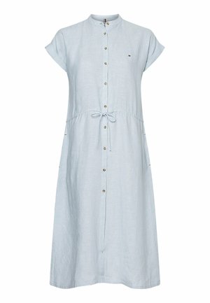 Lichtblauwe shirtjurk van linnenstof. Heeft korte mouwen, een knoopsluiting aan de voorkant en een verstelbare taille met trekkoord.