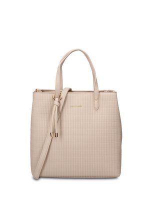 Beige gestructureerde leren handtas met twee korte handvatten en een verstelbare schouderriem met goudkleurige metalen accenten.