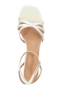 Sandal aperta bianca con punta quadrata e sottili fasce, e una soletta beige. Presenta un delicato dettaglio a nodo e una cinghia alla caviglia con fibbia.