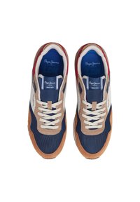 Sneaker con una toma superiore in rete blu navy, dettagli in suede color beige, lacci bianchi e una linguetta rossa sul tallone. Presenta un logo laterale e un colletto imbottito.