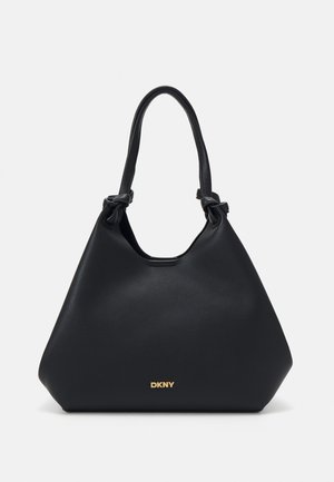 Bolso tote de cuero negro con acabado texturizado, acentos de asa anudada y detalle del logo en dorado en la base. Presenta una silueta relajada.