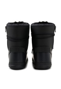 Černé zateplené boty s hladkou texturou, vybavené vysokým lemem, zapínáním na zip a elastickým stahovacím šňůrkou pro pevné uchycení. Gumová podrážka.