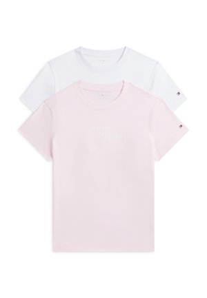 Deux t-shirts à manches courtes et col rond, un rose clair avec un texte pâle sur le devant, un blanc uni, tous deux avec un petit logo sur la manche gauche.