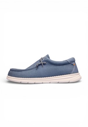 Zapatilla informal azul tipo slip-on con suela blanca y cordones grises, diseñada para ofrecer comodidad y ser ligera, mostrada en perfil lateral.