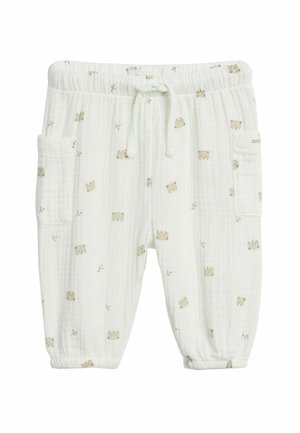 Białe dziecięce spodnie z elastycznym pasem i mankietami, sznurkiem z przodu, bocznymi kieszeniami oraz wzorem beżowego misia i gałązek.