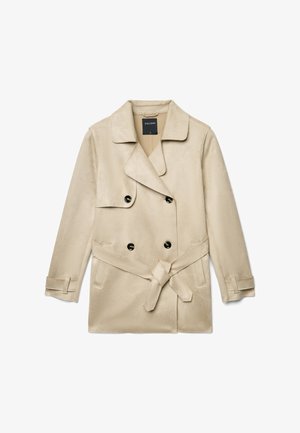 Trench coat doppiopetto beige realizzato in materiale morbido, caratterizzato da cintura annodata, due tasche frontali e bottoni neri. Texture liscia e design classico.