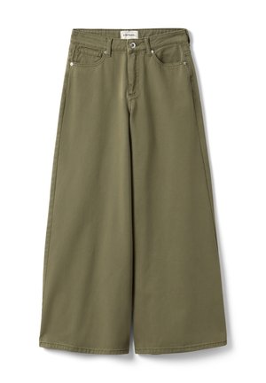 Pantaloni verde oliva a gamba larga, a vita alta, con chiusura frontale a bottoni e zip, passanti per cintura e design a cinque tasche.