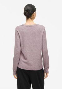 Helllila gestrickter Pullover mit lockerer Passform, gerippten Bündchen und Saum sowie weiter Crew-Halslinie. Weiche Textur mit minimalen Nähdetails.