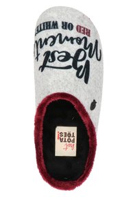 Chausson gris en feutre avec un doublure en velours bordeaux. Présente un design textuel sur le dessus et une semelle intérieure noire. Comprend une étiquette portant la mention "Pota Tegesi".