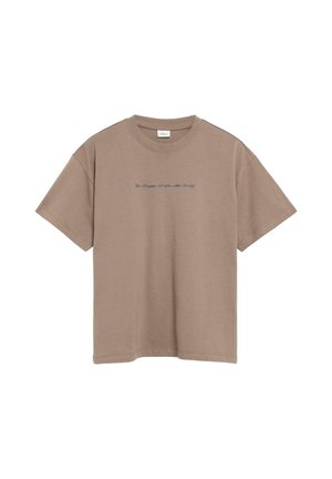 T-shirt marron en coton à manches courtes avec col rond et petit texte centré en bleu indiquant "In charm c..use we trust."