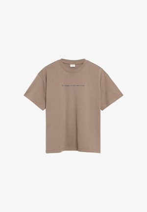 T-shirt marron en coton à manches courtes avec col rond et petit texte centré en bleu indiquant "In charm c..use we trust."