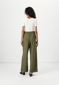 TOM TAILOR DENIM PLEATED PANTS - Pantaloni - grape leaf green