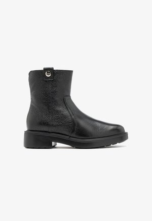 Czarny skórzany botek za kostkę o fakturowanym wykończeniu, okrągłym nosku i niskim słupkowym obcasie. Posiada boczny zamek błyskawiczny oraz dekoracyjną pętelkę z tyłu.