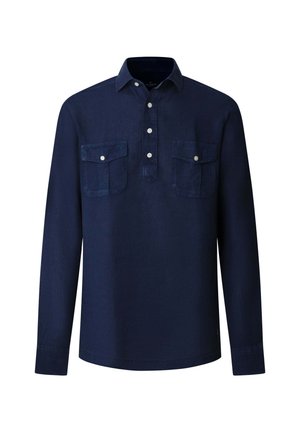 Chemise bleu marine à manches longues avec col, patte de boutonnage à quatre boutons et deux poches poitrine à boutons, présentée sur fond blanc.