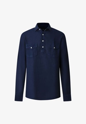 Marineblå langærmet skjorte med krave, fireknappet lukning og to knappede brystlommer, vist på hvid baggrund.
