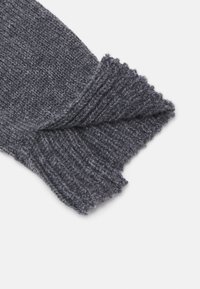 Sivi pleteni materijal s rebrastim manžetom i preklopom, koji ima mekanu teksturu i suptilan heathered uzorak.