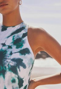 Next ESSENTIAL POOL  - Maillot de bain - white teal blue tie dye