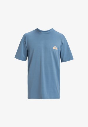 Ανοιχτό μπλε βαμβακερό T-shirt με στρογγυλή λαιμόκοψη, κοντά μανίκια και μικρό κρεμ λογότυπο στο αριστερό στήθος, απαλό υφή, άνετη εφαρμογή.