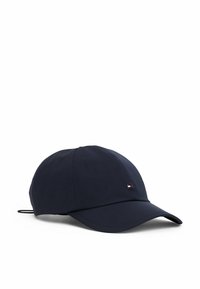 Gorra de béisbol de color azul marino con visera curved, hecha de un tejido ligero. Presenta una pequeña etiqueta de logo con acentos en rojo, blanco y azul.