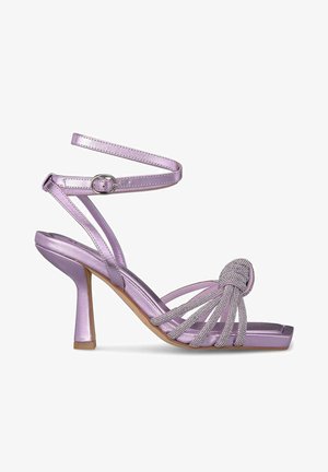 Paarse metallic strappy haksandalen met een vierkante neus, enkelbandje en strassversiering op de tenen.