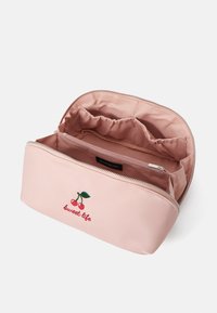 Borsa cosmetica in tessuto rosa con chiusura a zip, caratterizzata da ciliegie ricamate e testo "vita dolce". L'interno include tasche per l'organizzazione.
