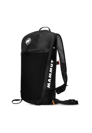 Sac à dos noir Mammut avec bretelles matelassées en mesh, poignée supérieure, poche avant zippée et logo imprimé verticalement sur le côté.