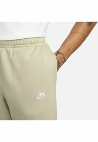 Nike Sportswear CLUB JGGR - Tracksuit bottoms - rattan rattan white