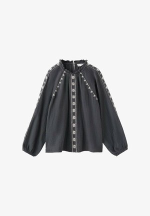 Črna bluza z dolgimi rokavi z naborki na ovratniku in vezenim cvetličnim vzorcem vzdolž ramen in gumbne sprednje strani, izdelana iz teksturirane tkanine.