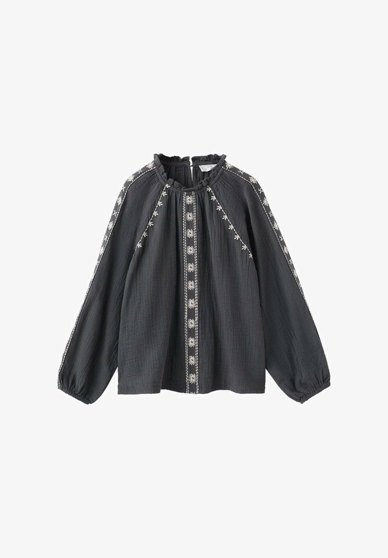 Blouse noire à manches longues avec un col à volants et des motifs floraux brodés le long des épaules et du devant boutonné, en tissu texturé.