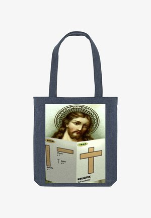 Jeans-tas met een afgedrukte afbeelding van een figuur met lang haar en een halo, die assembly-instructies voor een houten kruis vasthoudt.