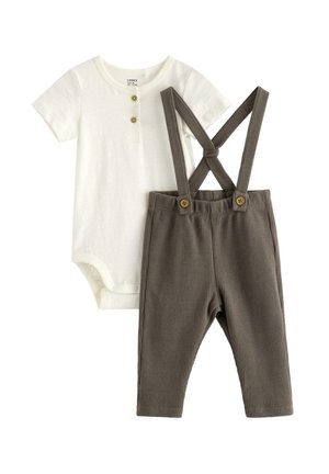 Vauvan vaaleanpunainen lyhythihainen body, jossa on kaksi nappia, ja ruskeat teksturoidut housut, joissa on säädettävät henkselit ja nappikoristeet.