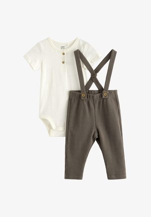 Vauvan vaaleanpunainen lyhythihainen body, jossa on kaksi nappia, ja ruskeat teksturoidut housut, joissa on säädettävät henkselit ja nappikoristeet.