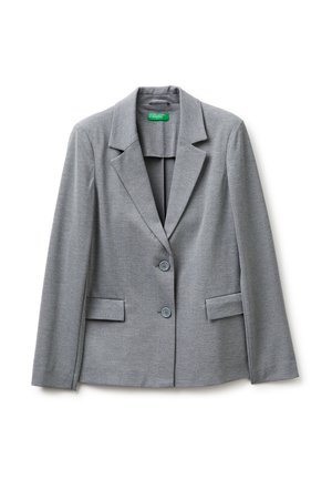 Grijze op maat gemaakte blazer met twee knopen, inkepingkraag en klepzakken, plat gelegd met zichtbaar merklabel aan de binnenkant van de kraag.